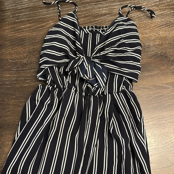 🟠 FASHION NOVA NAVY & WHITE STRIPE JUMPSUIT SIZE MEDIUM - Picture 3 of 5
